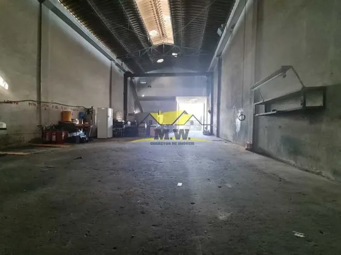 EXCELENTE GALPÃO EM IRAJÁ DE 300 M2 NA RUA FERREIRA CANTÃO