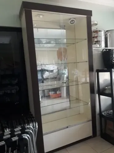 Cristaleira com iluminação interna