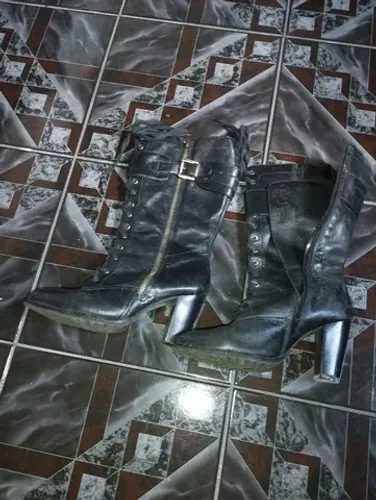 Botas em couro