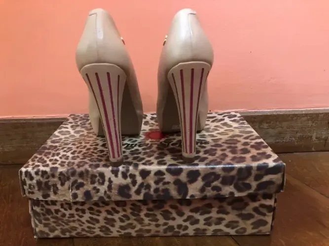 Sapato alto Carmen Steffens tamanho 35 salto grosso com meia pata. Show