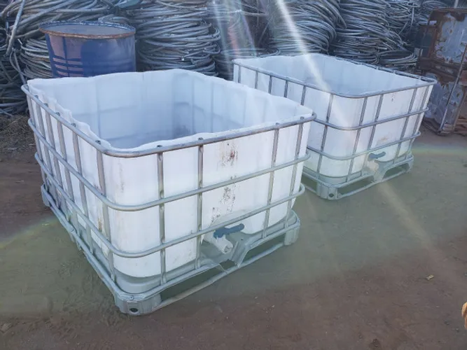 Caixa cocho Container plástico com grade de 300L com registro para água coxo d'água
