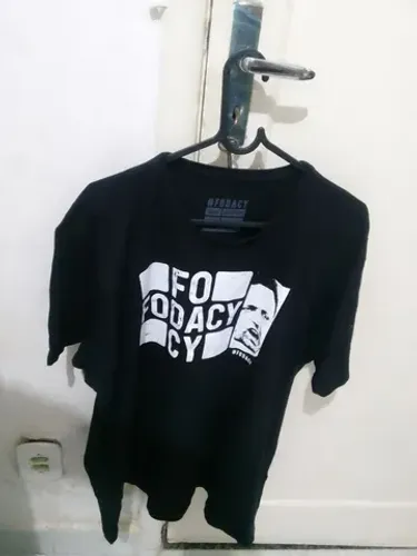 Camisa Fodacy tamanho G medidas 71 cm comprimento por 58 cm largura