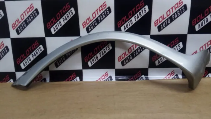 Moldura de Roda Traseira Lado Direito Chevrolet Corsa.