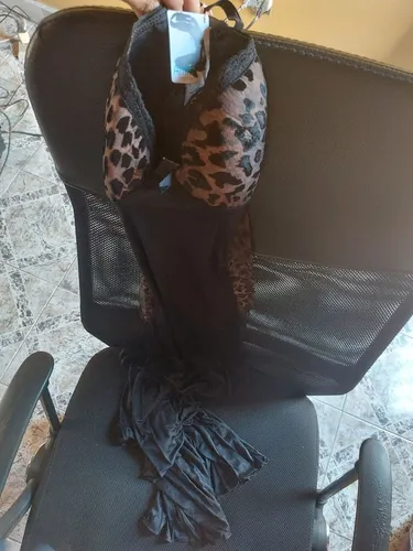 Camisola preta longa.