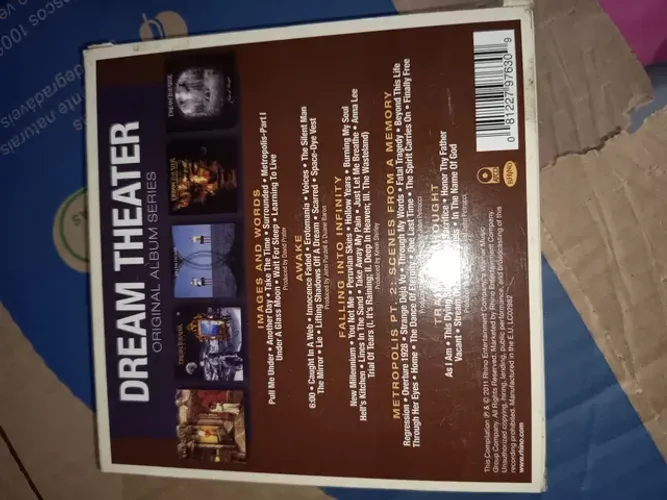 Box dream theater com 5 CDs. Novos