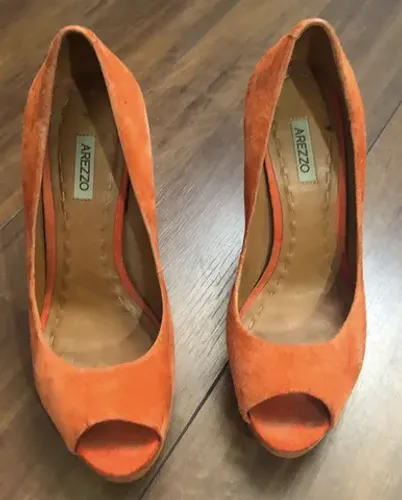 Sapato laranja salto alto 12 cm com meia pata da marca Arezzo numero 35