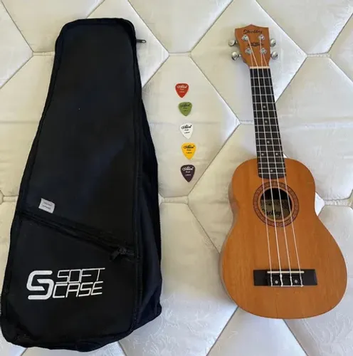 Kit Ukulele Shelby Soprano Su21m + Capa + 5 Palhetas