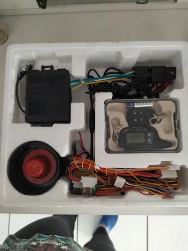 Sistema de alarme de carro, com 2 controles. novo .