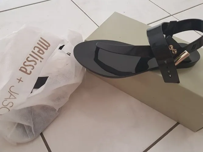 Vendo sandália preta lindíssima da Melissa, NOVA!