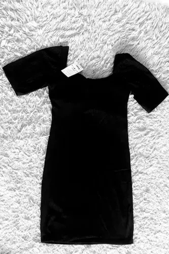 Vestido preto com mangas 