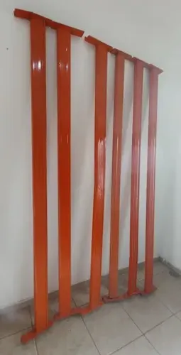 Longarinas em ferro, ou colunas. 6 pcs 2,36 m altura. Pintura cor Laranja.