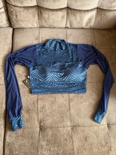 Cropped em renda na cor azul
