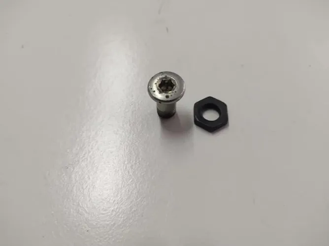 Parafuso fixador do câmbio traseiro C10 dos anos 80/90 em ótimo estado de conservação.