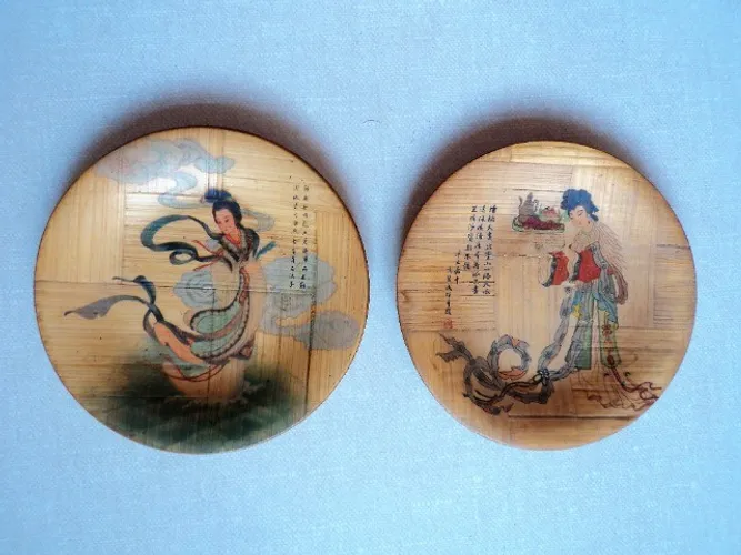 2 Mini Pratos confeccionado em Bambú- Decorativo -Made in Taiwan quando Republic of China.