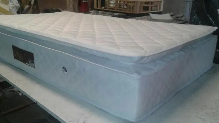 Colchão molas com Pilow top direito de fabrica