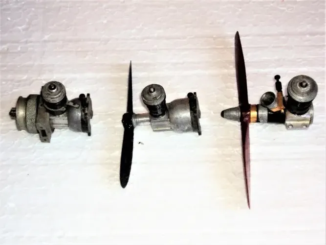 Conjunto de 03 antigos Motores tipo Voo Controlado por Cabo (Para decoração)