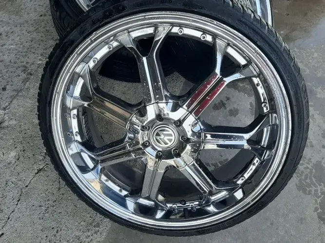 Roda aro 20 esportiva cromada com borda Vw Polo multi furo com Pneu 225 35 20