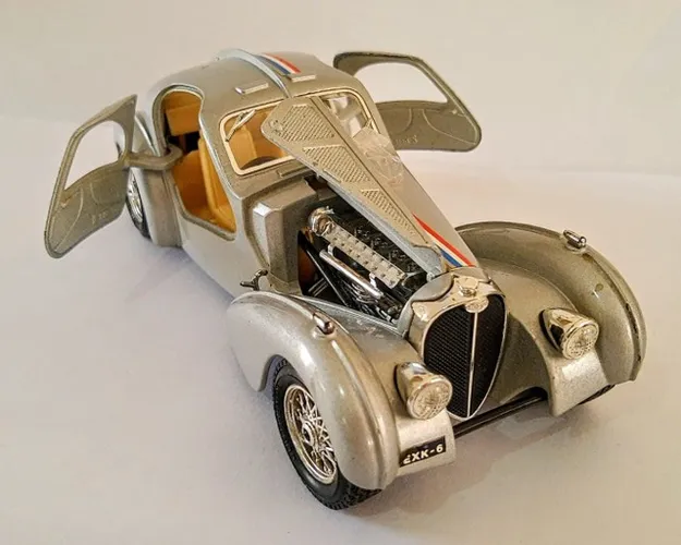 *Miniatura Burago* esc:1:24<br>*Bugatti Atlântic* 1936.<br>Made in Italy