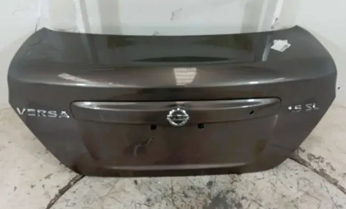 tampa traseira nissan versa 1.6 2016