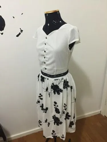 Vestido Branco de Manga Curta com saia Bordada TAM 36 / P