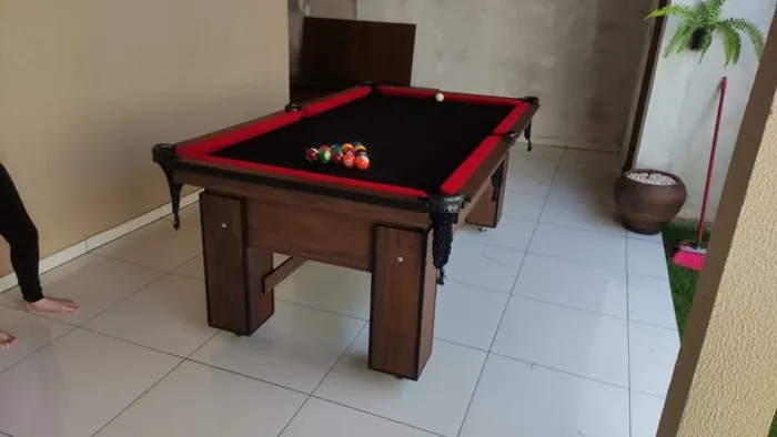 Mesa de Bilhar Tecido preto Bordas Vermelhas  Modelo JFN2415