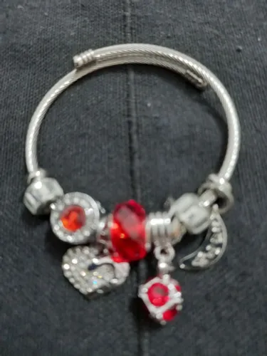 Bracelete em cristais austríacos e aço escovado. 