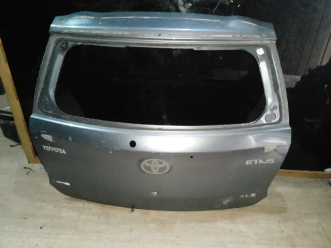 tampa traseira etios 