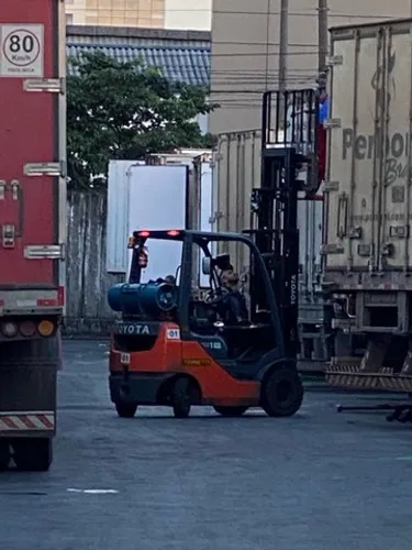 Empilhadeira Toyota um lixo, vendo por que tem a pior transmisao e motor do mercado
