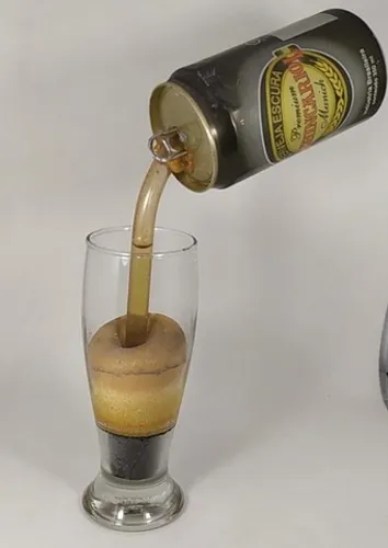Promocional da Cerveja Schincariol - uma latinha da cerveja derrubando líquido no copo