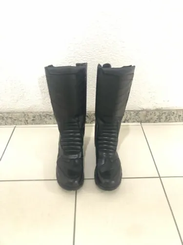 Bota cano longo em couro. SAMU RESGATISTA BOMBEIRO NÚMERO 42