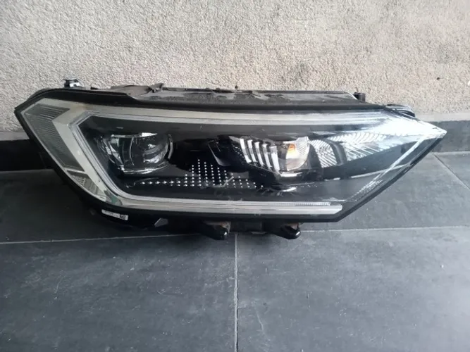 Farol direito Volkswagen Jetta led e xenon 2019 2020 