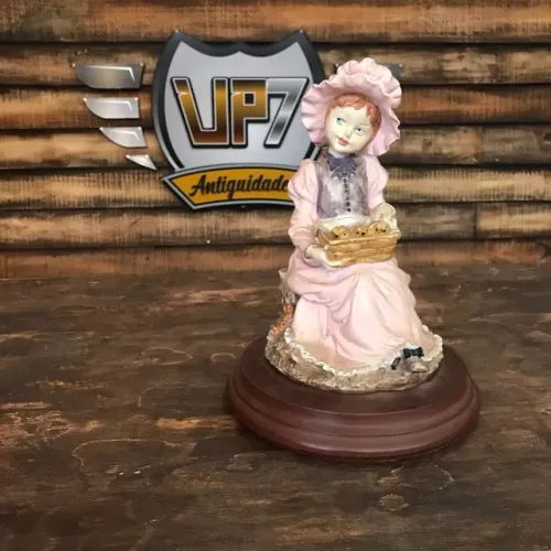 Boneca de decoração em resina 