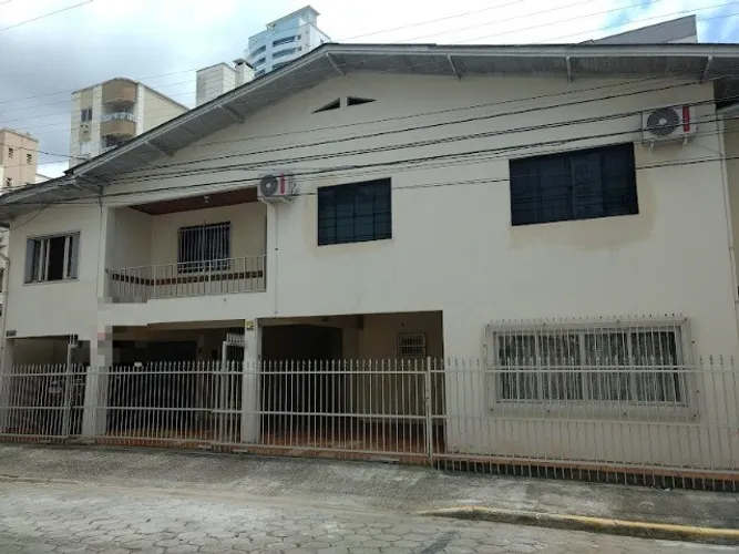 Ótima casa para excursão no Centro de Balneário Camboriú!