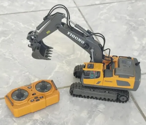 Escavadeira de Controle Remoto - Escala 1/20 Com Bateria e Carregador