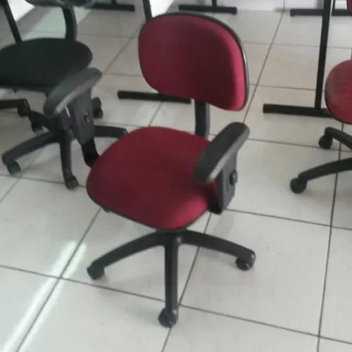 Fazemos troca de tecido ou couro de cadeiras e consertamos