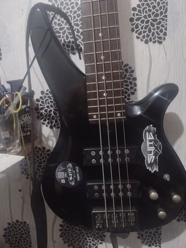 Baixo Yamaha 5 cordas ativo