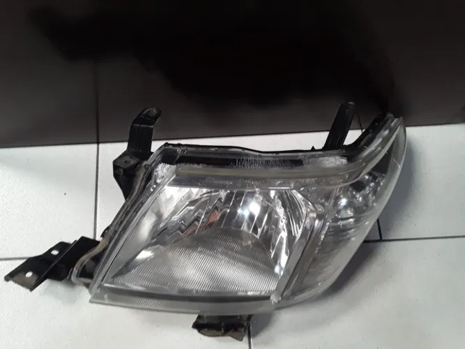 Farol Toyota Hilux
