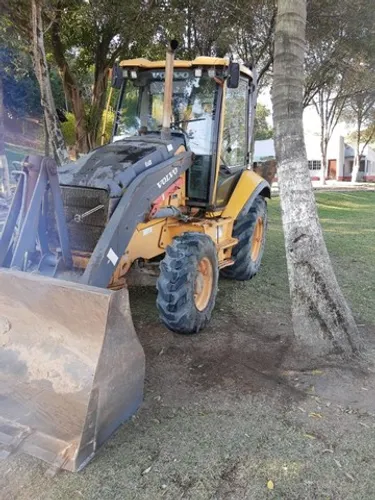 Retroescavadeira Volvo BL60B 4x4 ano 2012 Gabinada a venda