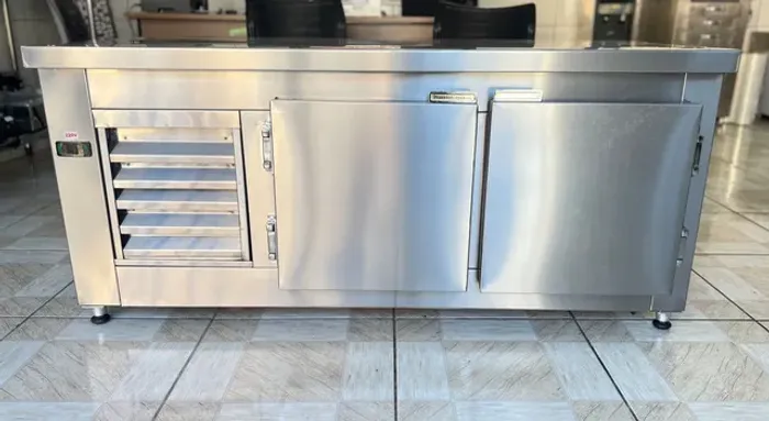Balcão refrigerado, nas funções geladeira ou freezer