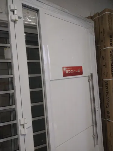 Porta de abrir socialle alumínio branco com visor 235x130 largura 3A