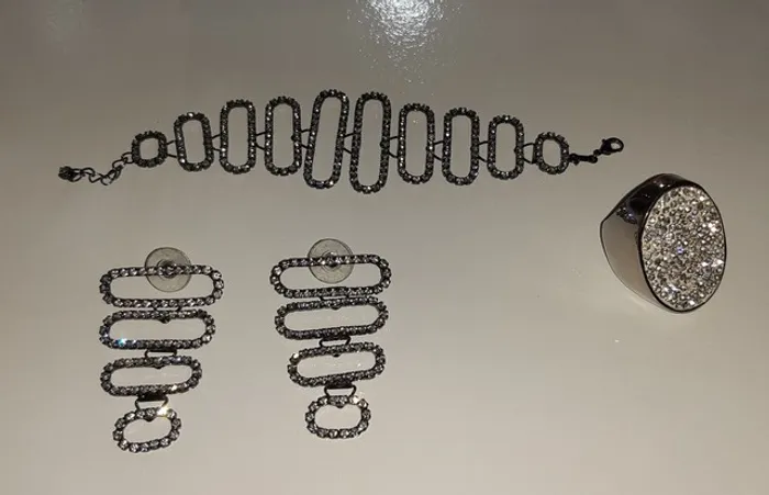 Conjunto brincos, anel e pulseira