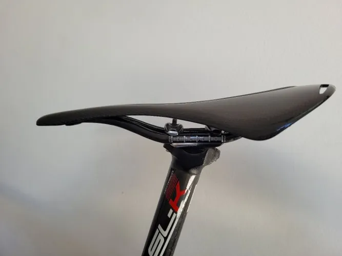 Selim / banco bike MTB em fibra de carbono 140grs