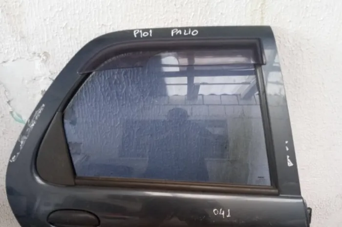 Vidro Da Porta Traseira Direita Fiat Palio