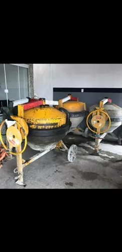 Andaimes e betoneiras e escoras metalicas