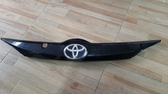 Aplique Tampa Traseira Yaris