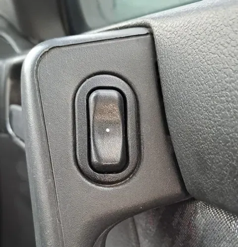 Botão do vidro lado dieito Gm Astra 2000 duas portas