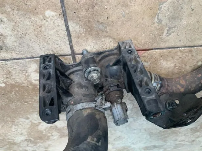 Flange da agua do cabeçote com mangueira ford new fiesta original