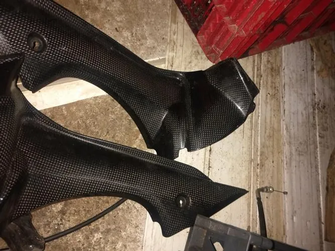 Carenagem lateral da Suzuki gsr 750