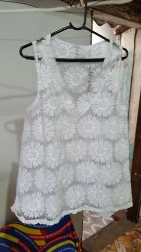 Blusa de Renda Branca com Flores