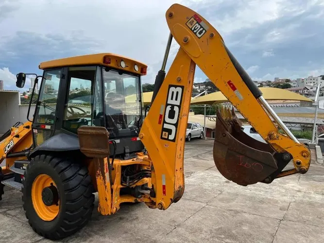Retroescavadeira JCB 4×4 Cabinada ano 2013